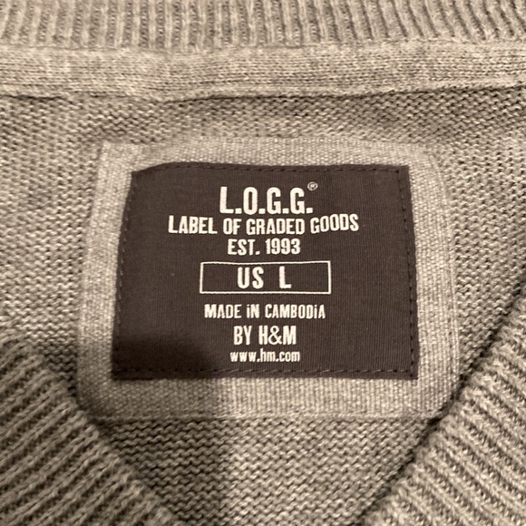 Mens H&M V neck sweater. Size large. Gray - Picture 2 of 3